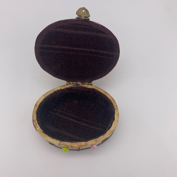 Retro Camel Bone Oval Trinket Box With Art Glass Beads Brass Trim & Clasp - Picture 10 of 11